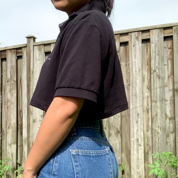 SOLD: CROPPED TOMMY HILFIGER BLACK POLO. - Picture 4 of 5